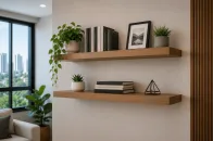 Profissional realizando instalação de prateleira em parede residencial utilizando nível de bolha e ferramentas adequadas para garantir alinhamento e fixação segura.
