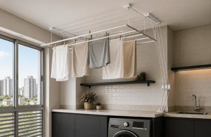 Lavanderia moderna com varal de teto instalado próximo à janela, aproveitando a ventilação natural para secagem eficiente das roupas.